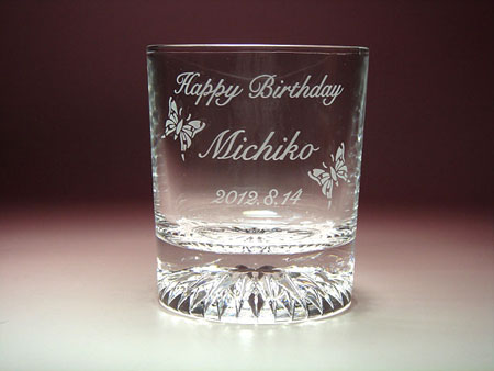 お誕生日プレゼントに、名入れ彫刻グラス